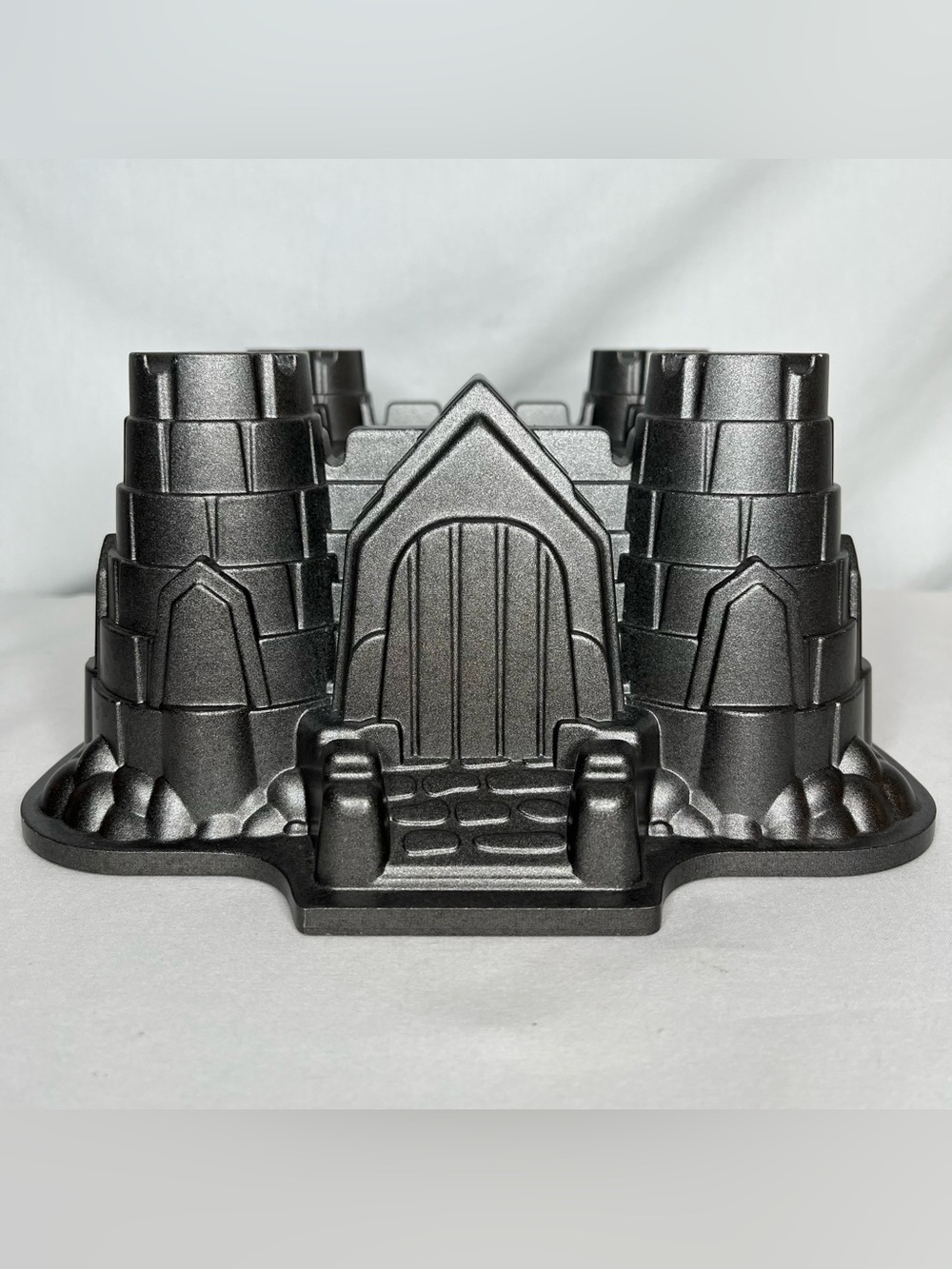 Nordic Ware Castle Shaped Bundt Pan. 10 Cup
